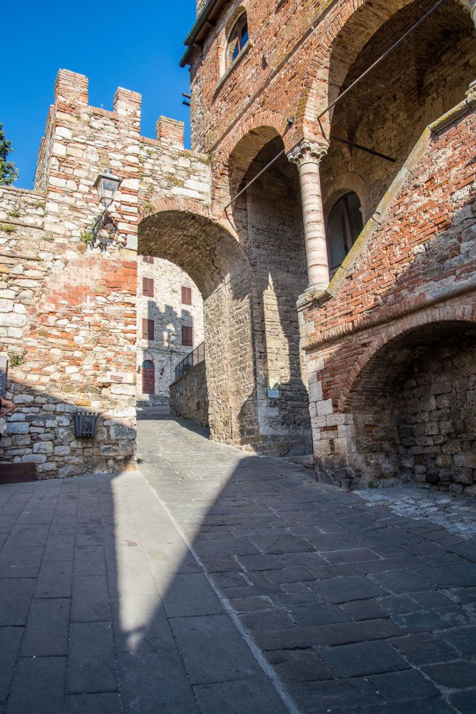 Suvereto cosa vedere In provincia di Livorno, nella Val di Cornia, sorge il comune di Suvereto, famoso per la produzione di vino che caratterizza tutta la zona. Insignito della celebre Bandiera Arancione che ne sottolinea l'accoglienza, Suvereto è anche nella lista dei borghi più belli d'Italia. Situato nel verde cuore della Maremma, questo comune toscano non dista molto dalla costa quindi vi sarà possibile godere delle bellezze dell'entroterra come di quelle del mare vicino. Un luogo di sicuro interesse è il Parco Naturale di Montioni, che si estende fino a Piombino e Follonica: qui potrete ammirare boschi di sempreverdi tipici della macchia mediterranea, oltre a tantissime specie di uccelli e mammiferi come il capriolo, il cinghiale e il gatto selvatico. A livello storico, invece, non manchiamo di citare i numerosi monumenti napoleonici, il Museo di Arte Sacra e il Museo Artistico delle Bambole, di cui si possono ammirare le varie tecniche di costruzione nei secoli.